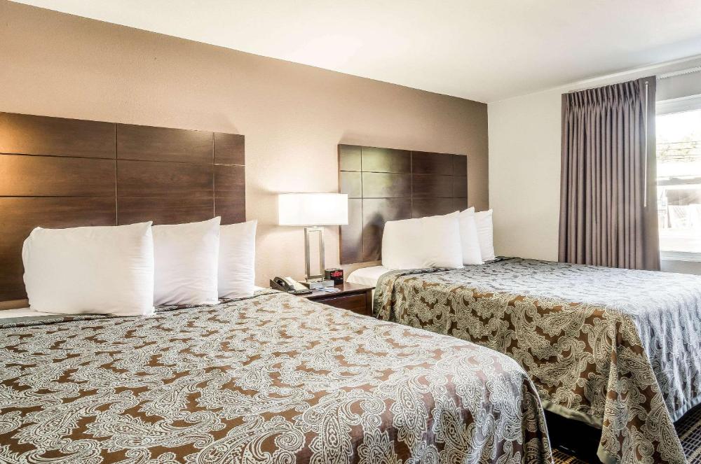 Queen Room with Two Queen Beds - Non-Smoking interior